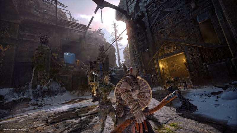 Kratos fights a Draugr